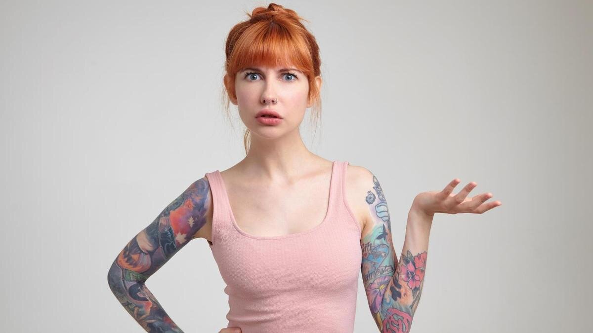    Девушка с татуировками на обеих руках:Freepik/nakaridore