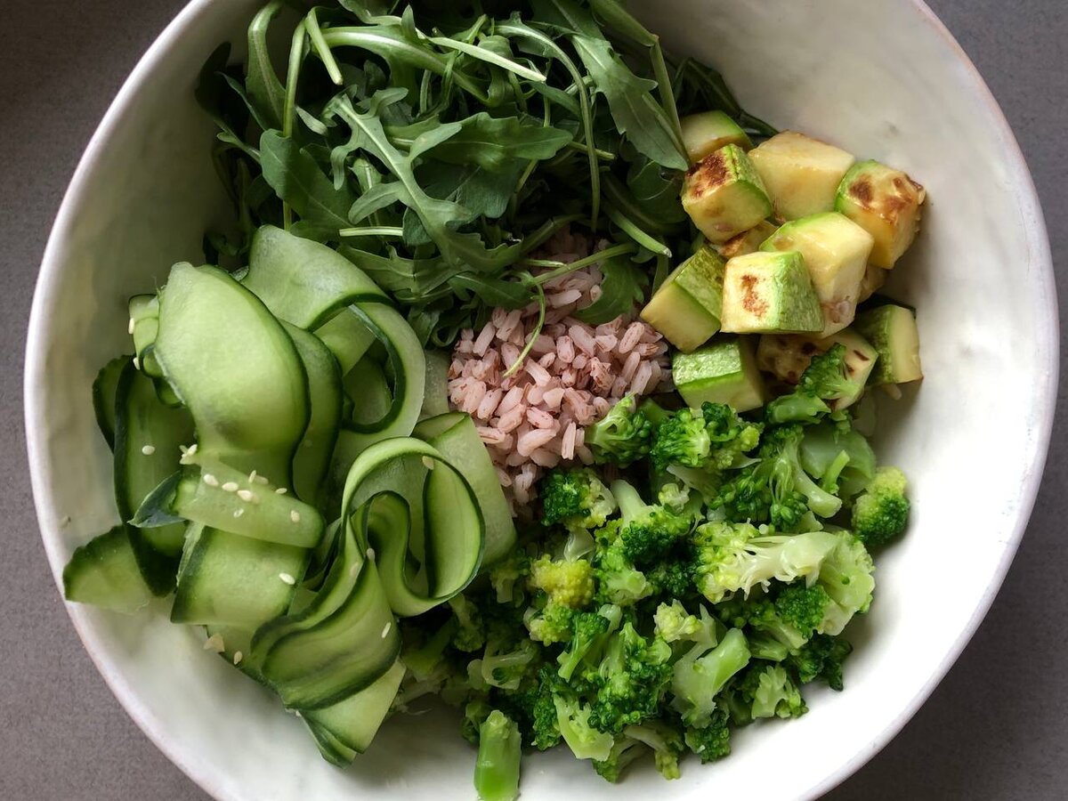 Идея использования брокколи - как часть зеленого боула с рисом (брокколи можно есть как сырой, так и слегка припущеной на пару, в воде или на гриле 