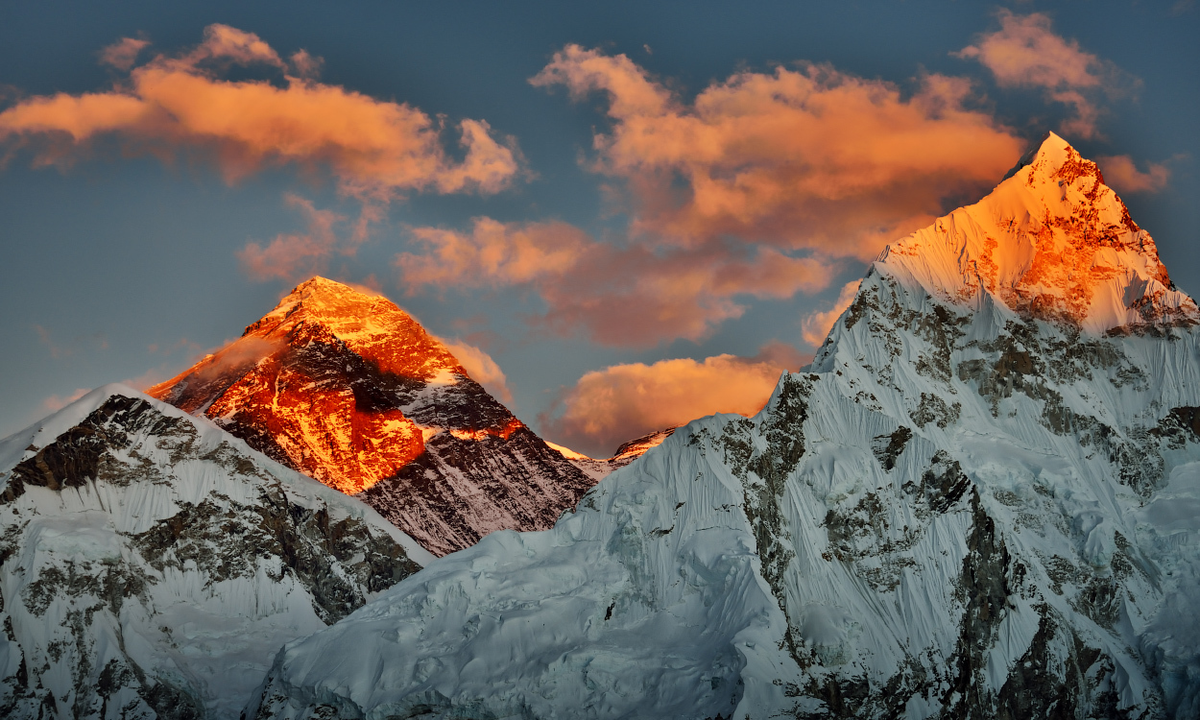 Самая высокая снежная гора. Гималаи Эверест Джомолунгма. Гора Эверест (Джомолунгма). Гималаи. Золотой пик Непал Гималаи. Пик горы Эверест рассвет.