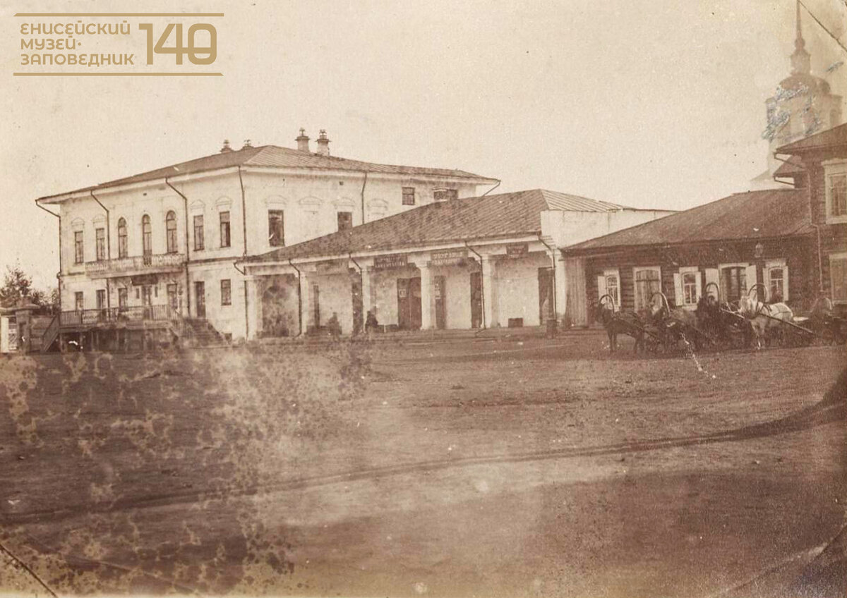 Площадь гостиного двора, дом Н.Ф. Дементьева и лавки Н.Г. Гадалова. 1880 г.