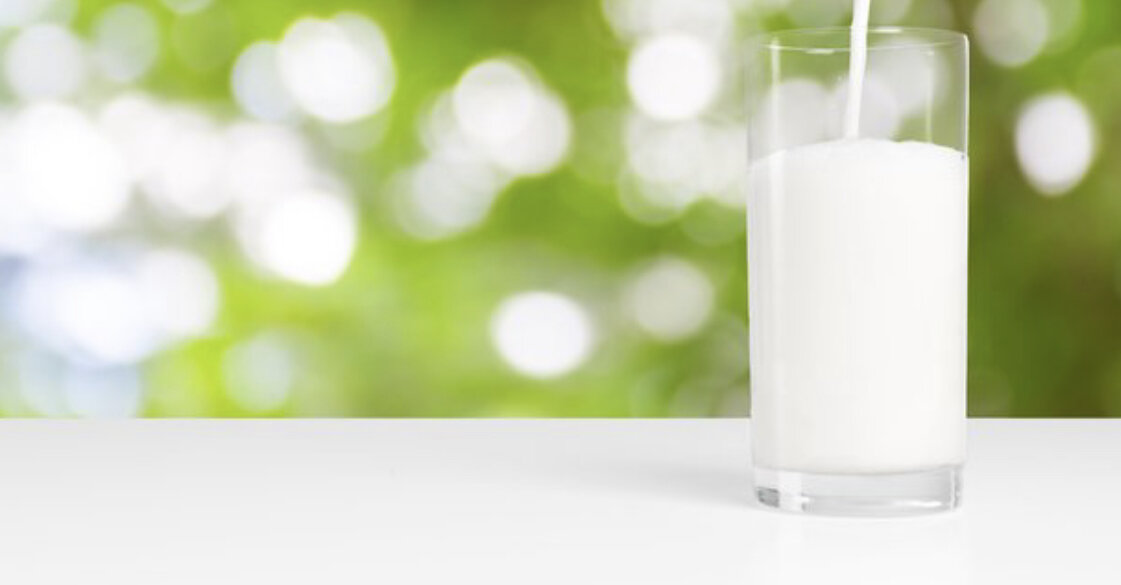 Врач Ирина Ли предупредила о вреде молочных продуктов в летний период. Она порекомендовала отказаться от продуктов, привлекающих избыточную влажность в организм и приводящих к большому образованию слизи, либо делать выбор в пользу кисломолочной продукции комнатной температуры, включая ее лишь в утренний рацион. Об этом сообщили 21 июля на портале pravda.ru.
Диетолог, член Российской Ассоциации Эндокринологов Артем Тужиков рассказал СЭ, что согласно результатам множества авторитетных исследований, молочные продукты на постоянной основе, летом и даже в период ОРВИ, ОРЗ и других заболеваний не приводят к образованию какой-то опасной слизи. «Молочные продукты — это важнейший источник кальция и витаминов. Они оказывают укрепляющий и противовоспалительный эффект. А слизь в организме жизненно необходима и представляет собой естественный защитный слой внутренних органов и систем, обладающий антибактериальными свойствами и собственной защитной микрофлорой», — резюмировал специалист.