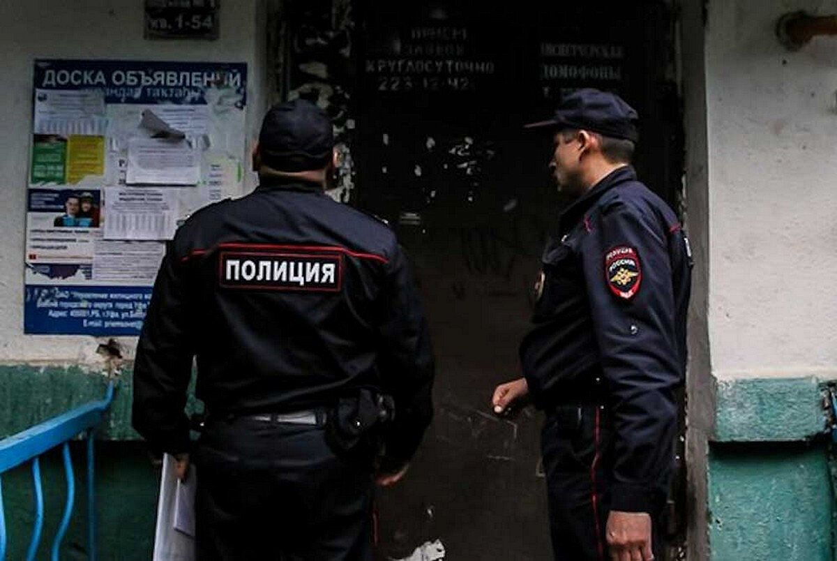 Спасатели вскрыли квартиру. Квартира полиция. Полицейские вскрывают дверь. Полицейский в подъезде. Уведомление о вскрытии квартиры приставы.