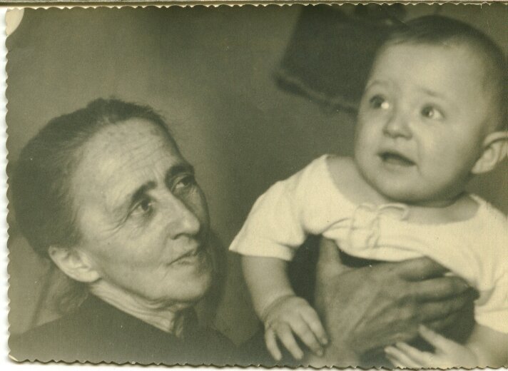 Бабушка няньчит моего родного братишку, Сережу,  первый внук. 1953г.