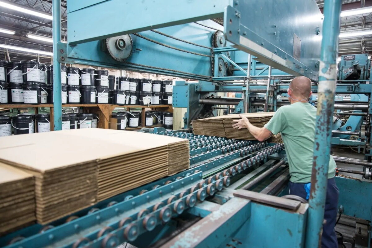 Производство картонных коробок.