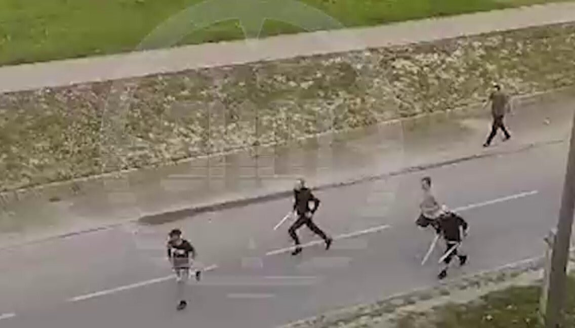 Толпа мужчин с битами и палками