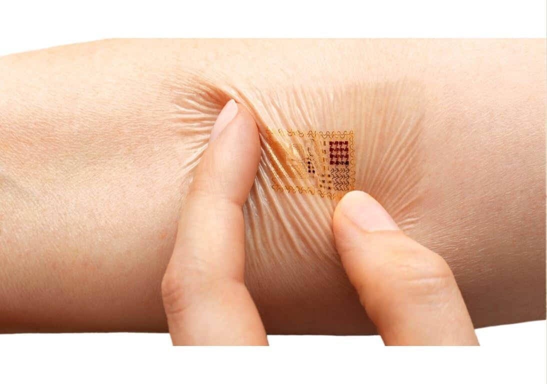 Вид электронной кожи на руке.