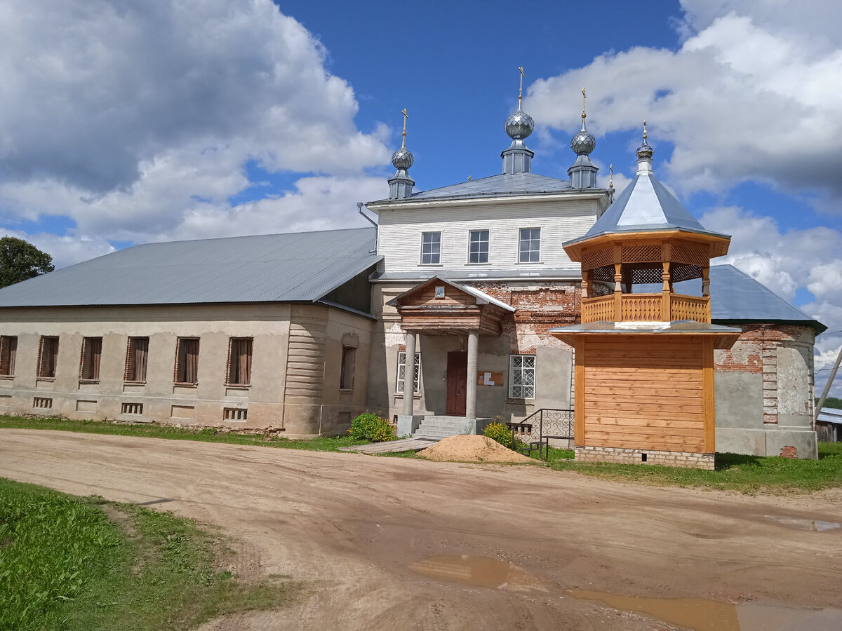 Храм возведён в 1830г. Через сто лет был закрыт и частично разрушен. В наши дни идёт восстановление. Фото автора.
