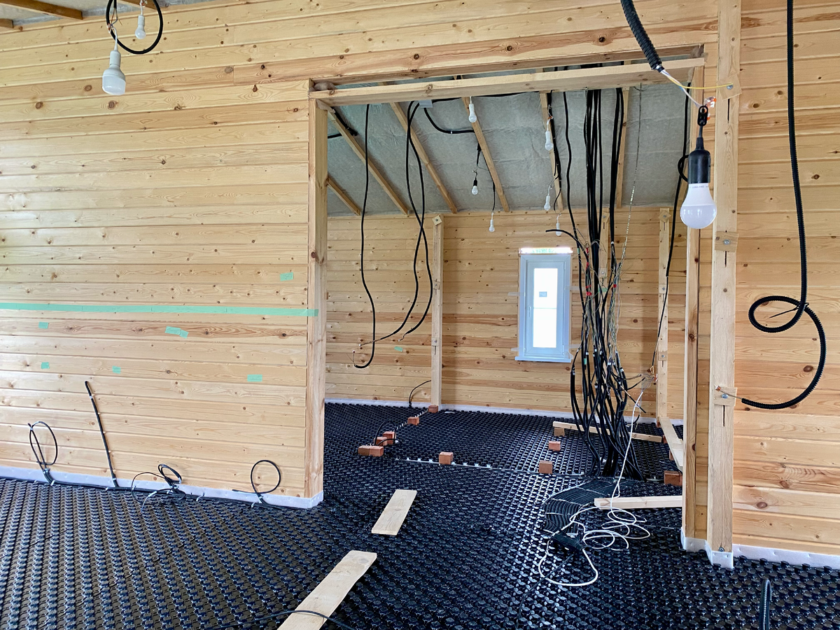 На днях в новом доме уже развели электрику, постелили тёплые полы и залили стяжку. Кайф! Но работы ещё много... 