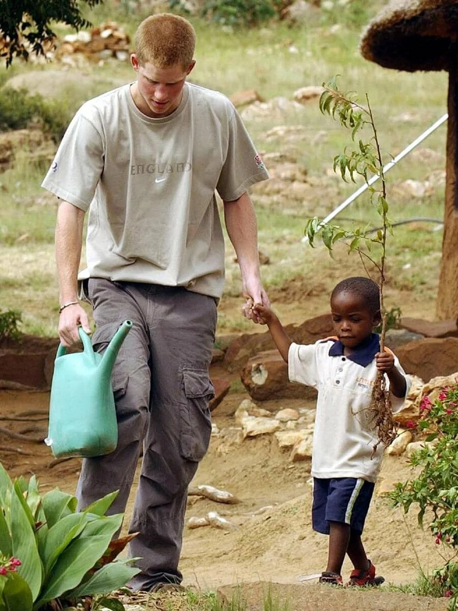 Перерыв Гарри в 2003 году — между окончанием Итона и началом Сандхерста — усилил его ощущение того, что Африка была местом, где он преуспевал.-2