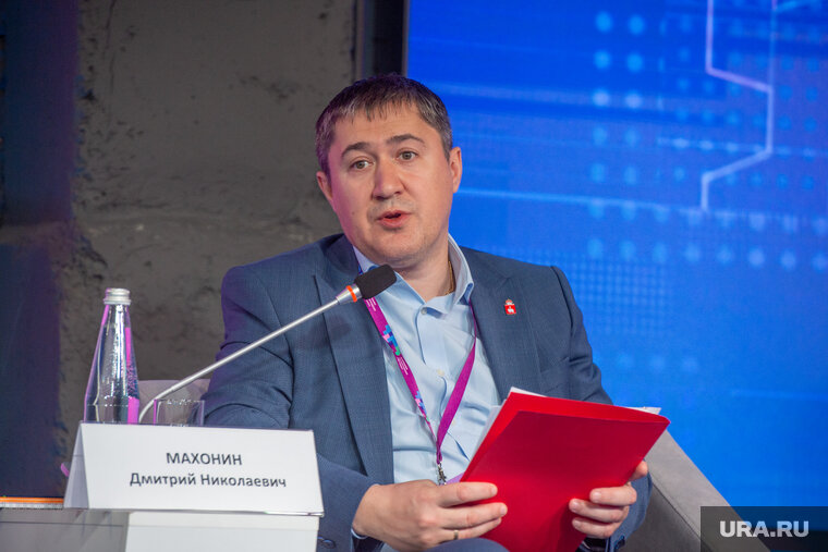    Махонин предложил участникам решить проблему оттока молодежи из региона