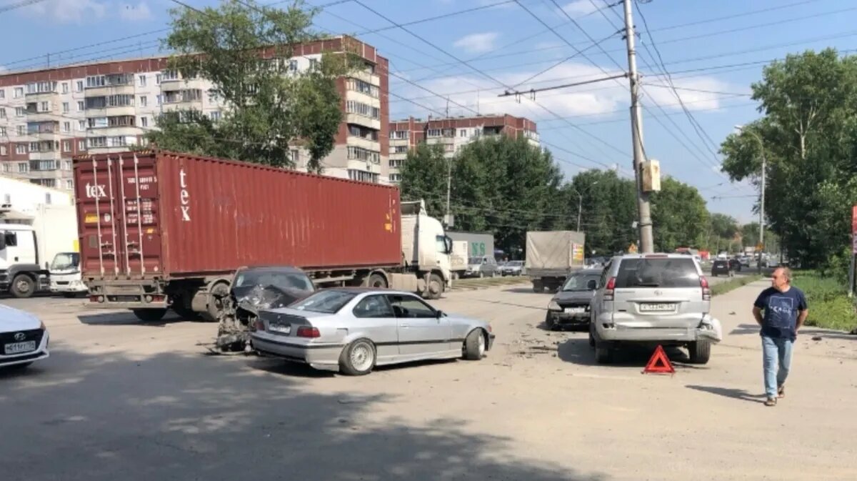 Огромные пробки: массовое ДТП произошло в Новосибирске на улице Бородина |  Драга.Лайф | Дзен