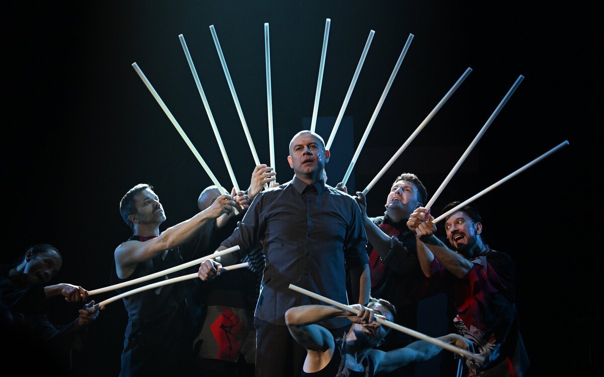     Андрей Школдыченко в спектакле «Маяковский. Городской мюзикл» / РИА Новости / Екатерина Чеснокова