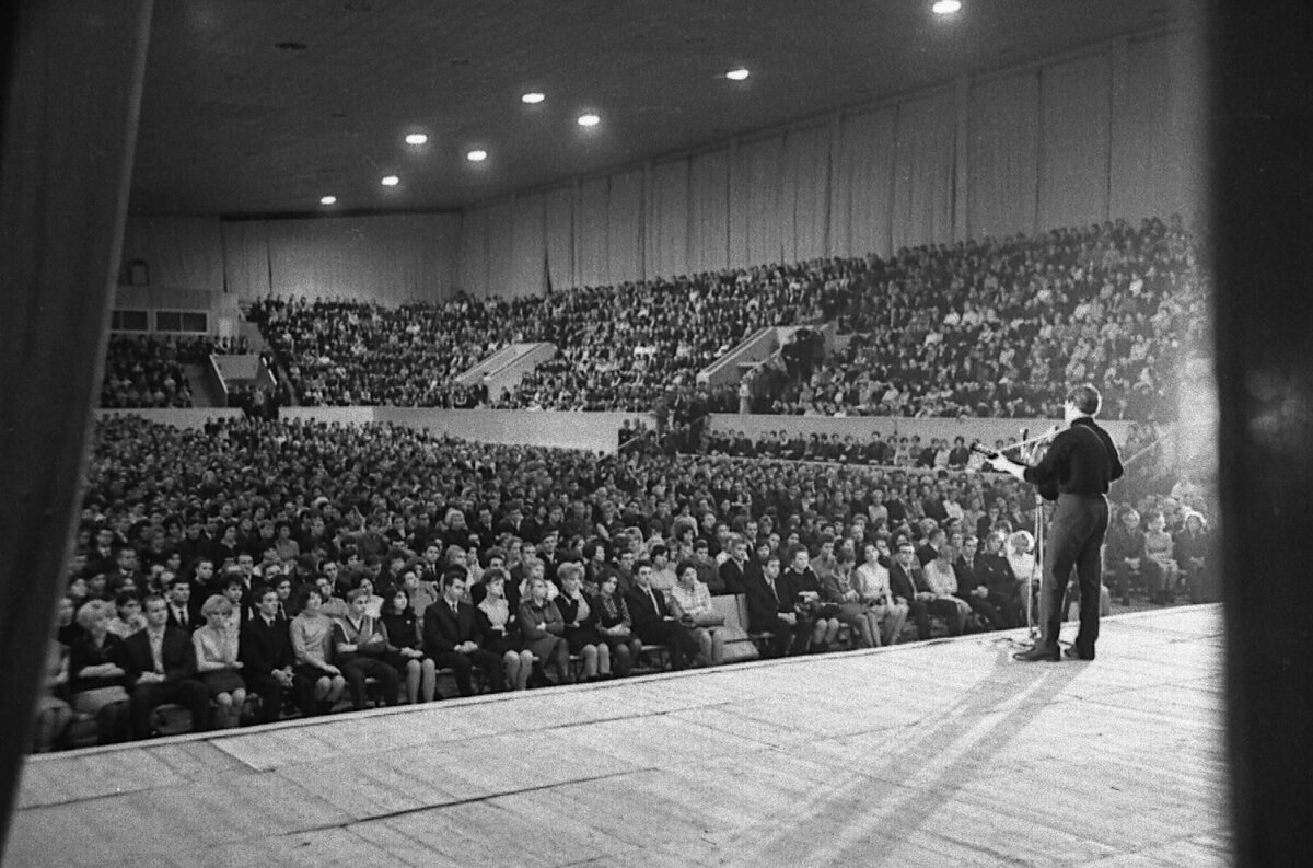 Скк высоцкого. Концерт Высоцкого в Куйбышеве в 1967 г. Куйбышев дворец спорта 1967 г. Дворец спорта концерт Высоцкого 1967 Куйбышев.