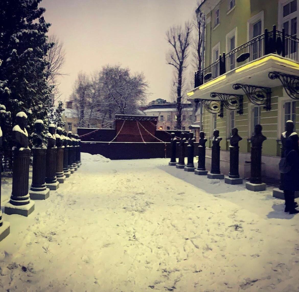 Аллея правителей России перед усадьбой Тургеневых-Боткиных © "Покажу Москву"