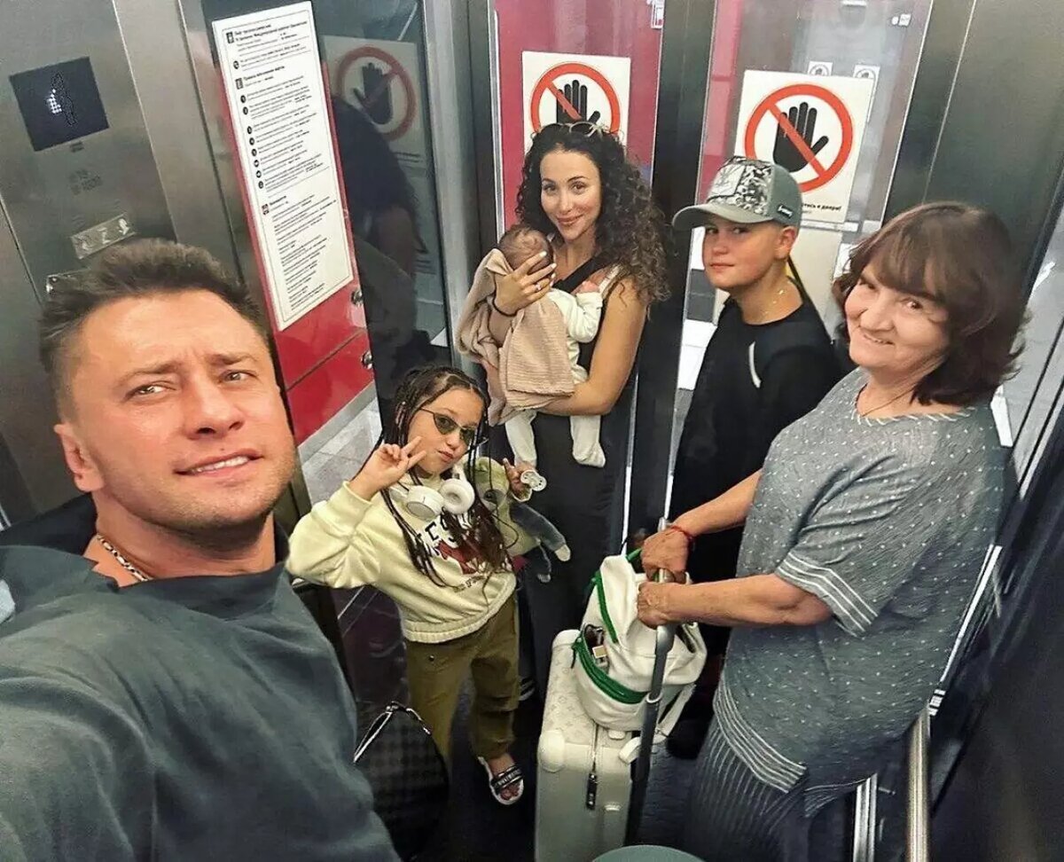    Павел Прилучный с семьей