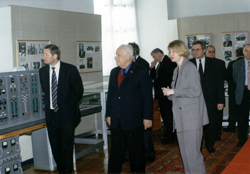 Гости Гагаринских чтений на выставке «История первого полёта человека в космос». Слева направо: А.Д. Прохоров – глава Администрации Смоленской области, А.И. Лукьянов – депутат Государственной думы, Т.Е. Ворсопко – зав. отделом Истории первого полёта.9 марта 2001 года.
