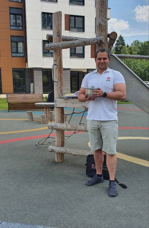 Специалист «Висом» с макетом головы ВС-313 для испытания резиновых покрытий