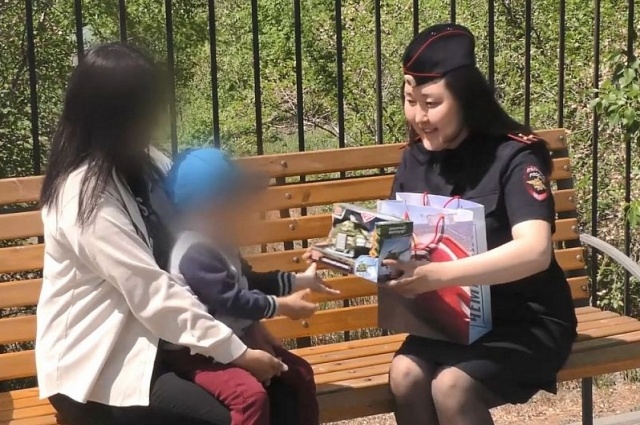    Елена Мотькинова позже навестила малыша и сделала ему подарок. Фото: МВД по Республике Бурятия