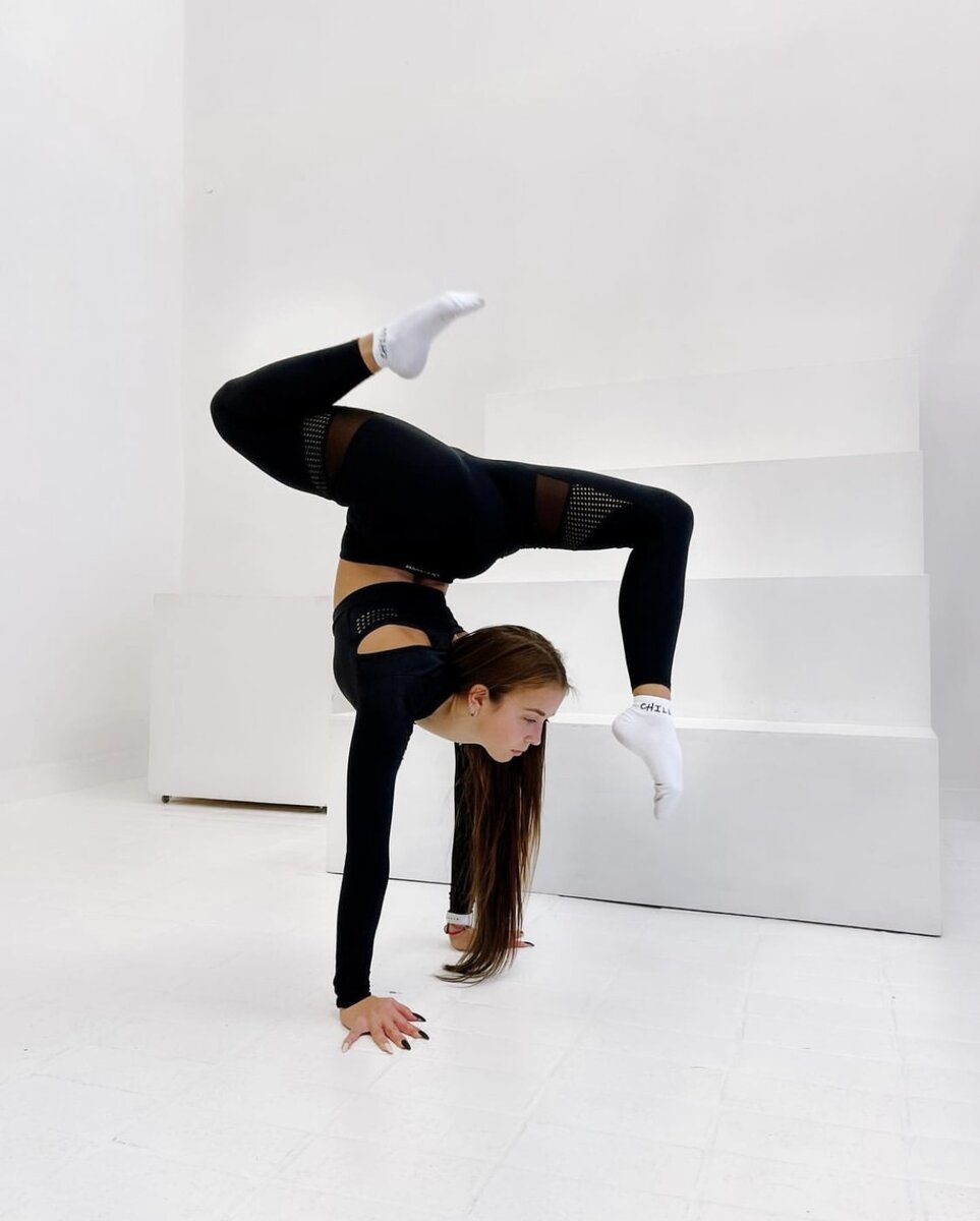 Жесткие мышцы повредить легко. А учитывая, что после 30 лет мышечные волокна становятся все менее эластичными, риск получить травму с каждым годом растет. И речь не только о работе в спортзале. Каждое неловкое движение в гололед, катание на санках с ребенком или попытка совладать с роликами может обернуться разрывом или растяжением связок.