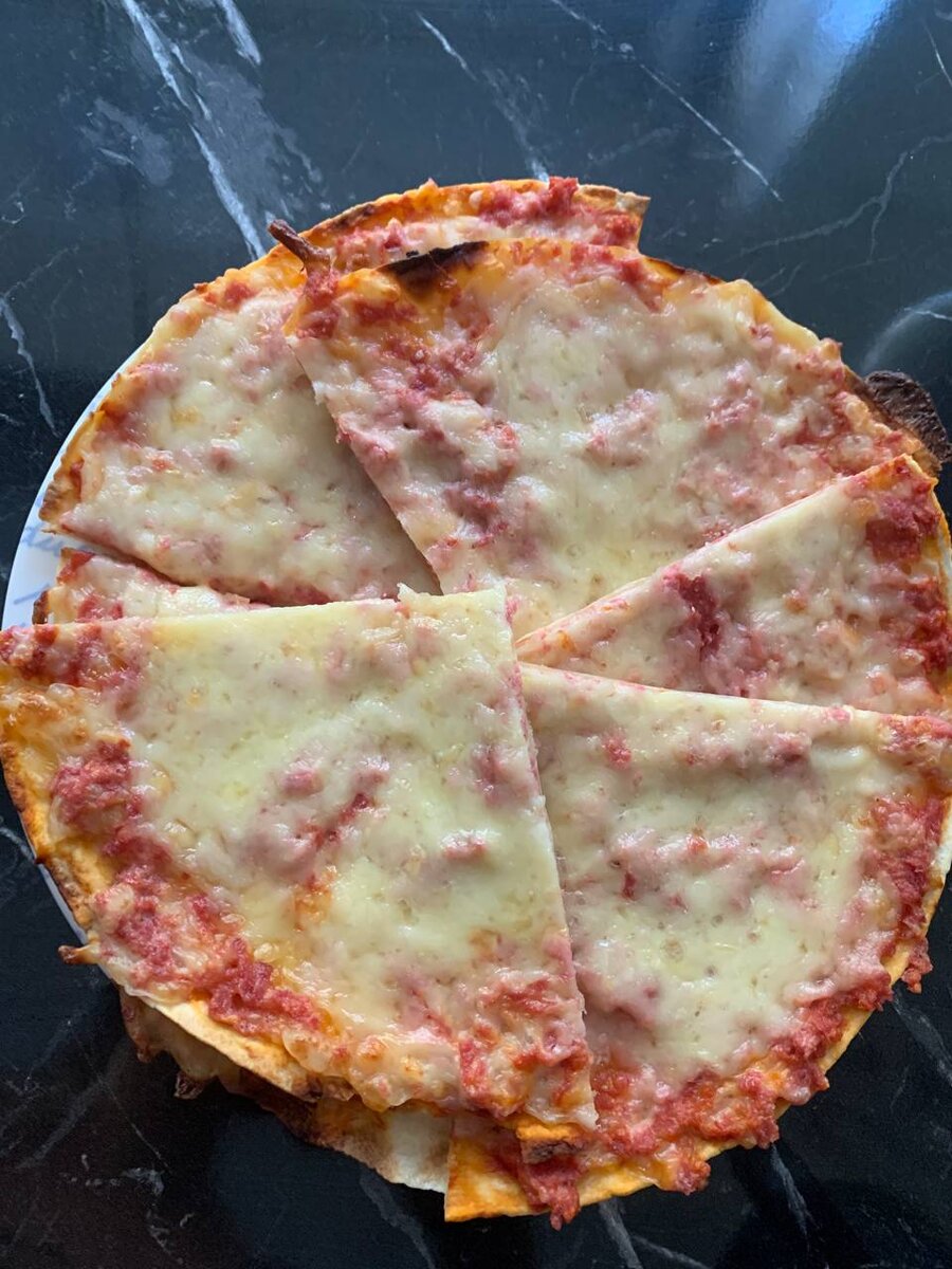 Такие круглые лепешки продаются практически в каждом магазине, начинка может быть совершенно разная, обычно в ход идет то, что есть в холодосе - грибы, огурцы, остатки курицы с ужина и т.д.. Любимая начинка детей это вареная колбаса на терке и сыр. 