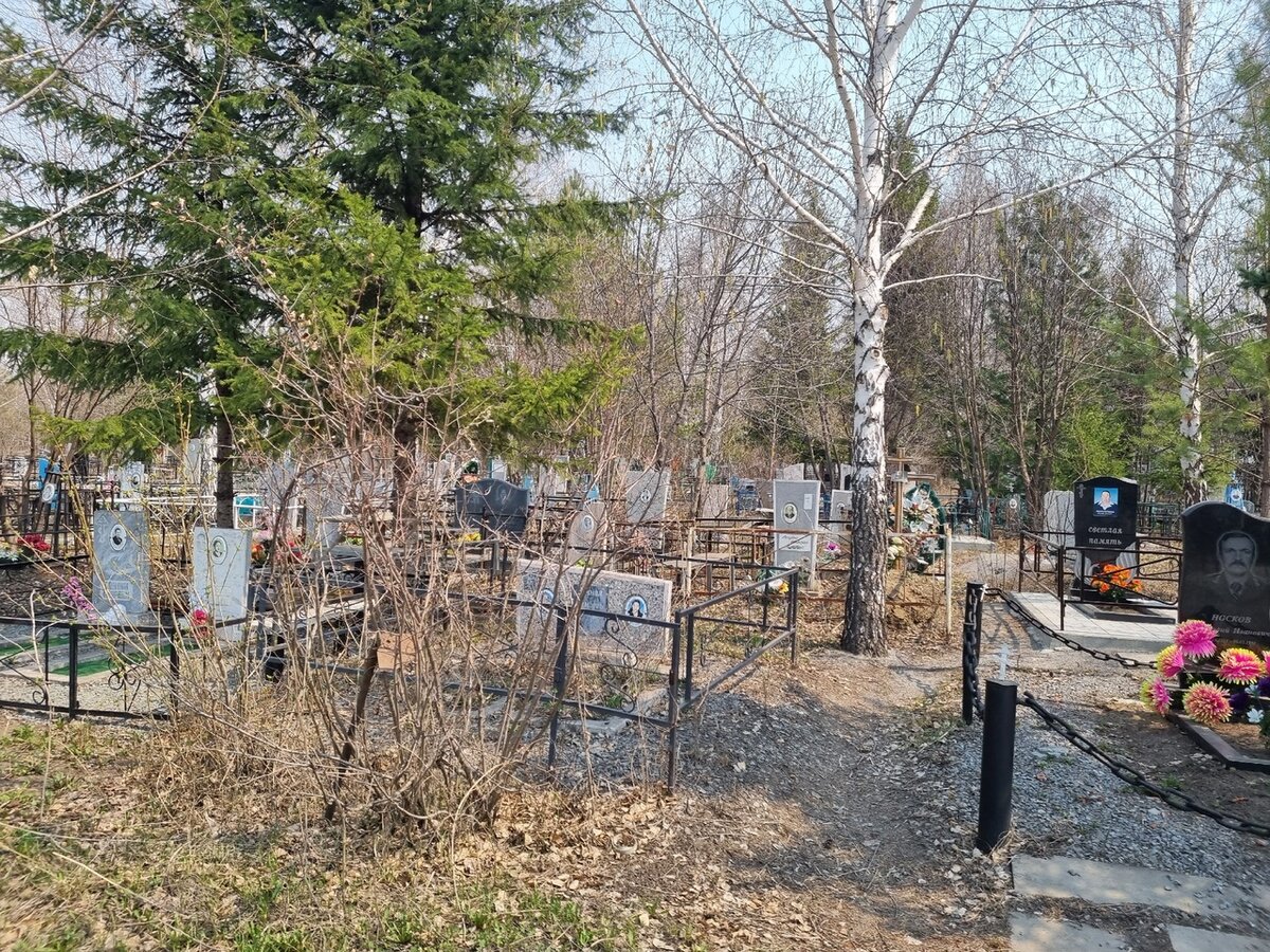 Можно на кладбище читать. Кладбище. Место на кладбище. Кладбище Хомутово. Кудинское кладбище Хомутово.