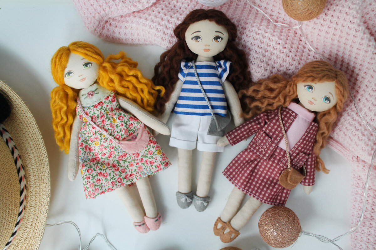 У всех трех куколок уже есть свой комплект одежды. Образ каждой дополняют обувь и кросс-боди, которая до сих пор остается в тренде. Ниже в статье вы увидите, как куколки будут выглядеть в разных костюмах.