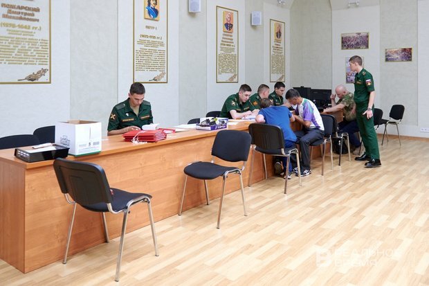 В актовом зале, оборудованном под пункт отбора, уже находились несколько человек. Динар Фатыхов/realnoevremya.ru 