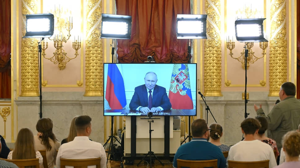 Фото: Максим Блинов / РИА Новости📷Семьи, награжденные орденом «Родительская слава», во время беседы в режиме видеоконференции с президентом РФ Владимиром Путиным