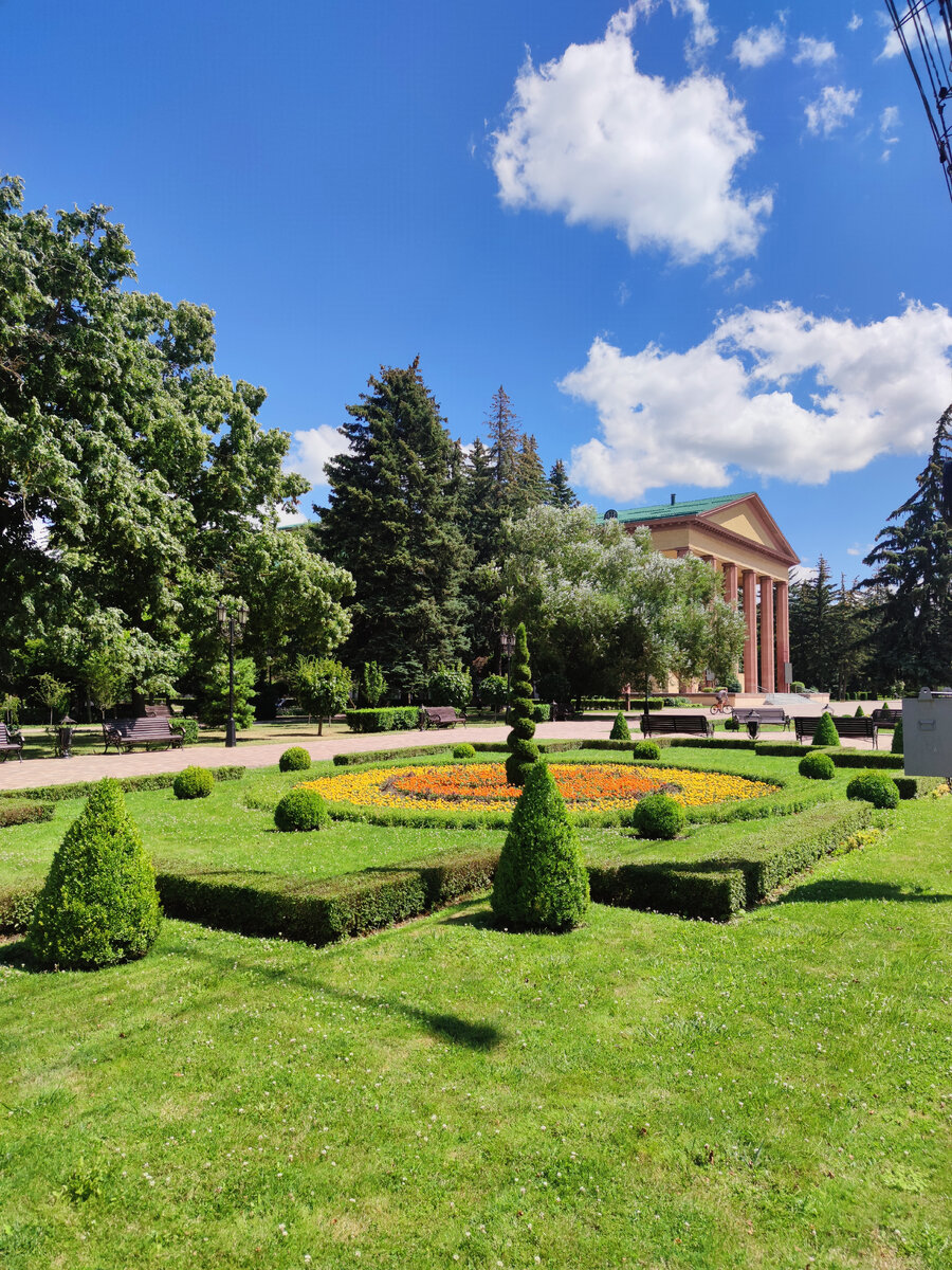 Эту, перед театром,  я уже показывала вам, но не могу ей налюбоваться. 
