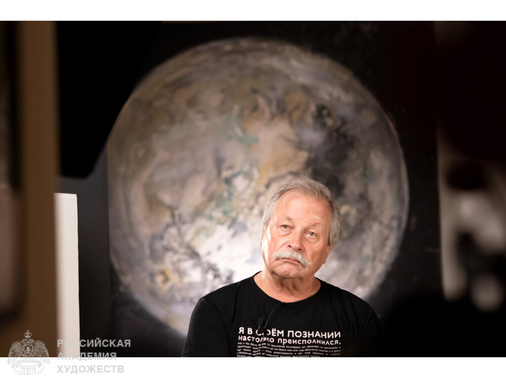 Руководитель проекта: вице-президента РАХ Константин Худяков в экспозиции «Ноев ковчег» в МВК РАХ (Москва, Пречистенка, 19). Фото: Виктор Берёзкин, пресс-служба. 2023. 