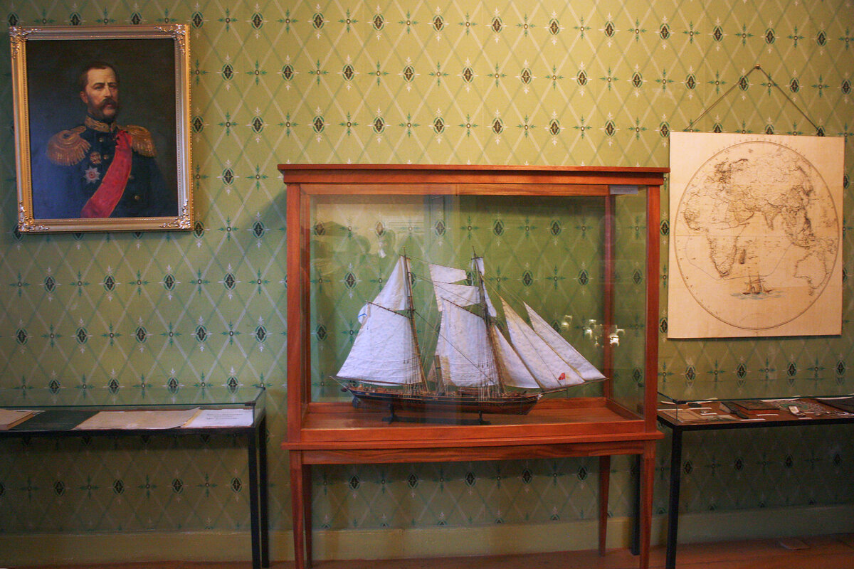 Фото с экспозиции 2010 года