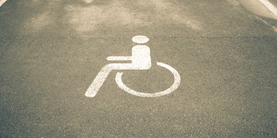 Льготная парковка для инвалидов. Кто может пользоваться и как получить к ней доступ
