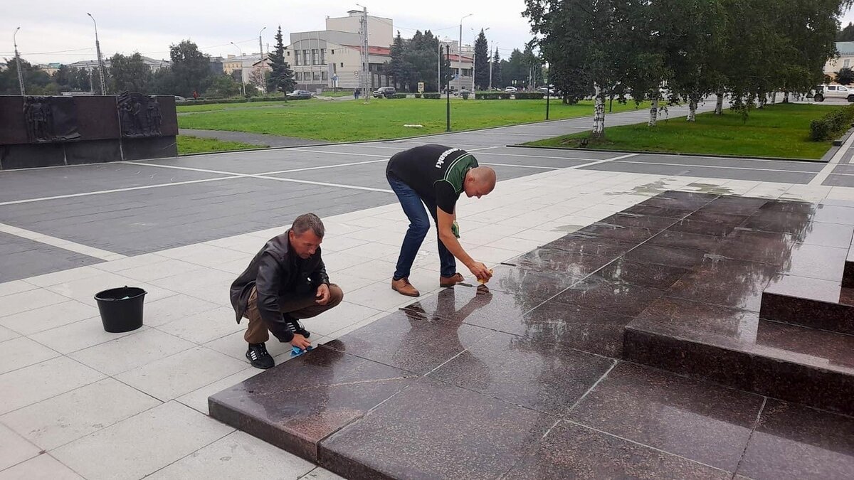     Памятник, который регулярно страдал от «покатушек» скейтбордистов, получил дополнительную защиту, об этом стало известно из соцсетей.