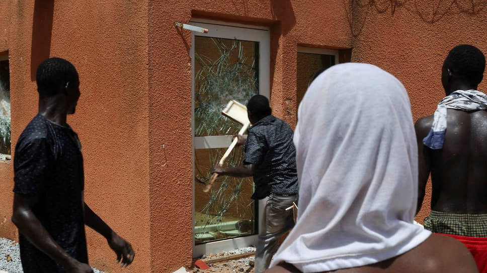 Фото: Souleymane Ag Anara / Reuters📷Попытка штурма французского посольства в нигерийской столице, 30 июля