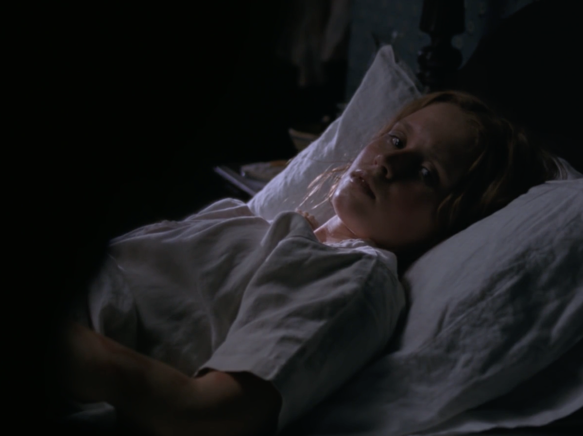 Героиня романа "Маленькие женщины" Бет Марч из-за скарлатины оказывается на грани жизни и смерти (кадр из экранизации 2019 года)