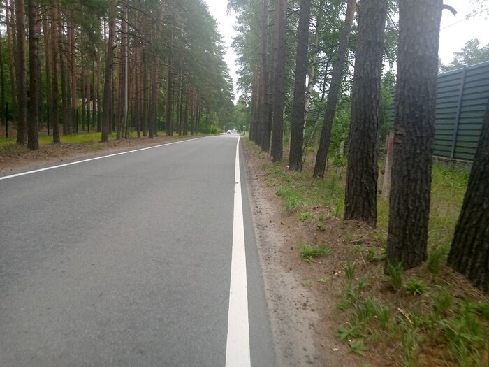 дорога вдоль шоссе