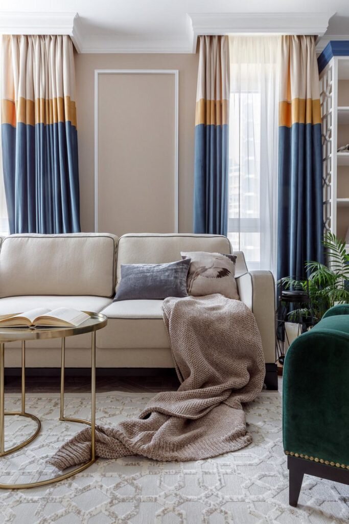 Молодая женщина приобрела эту квартиру в Краснодаре для своей мамы — женщины средних лет с изысканными вкусами. Воплотить их в жизнь взялась местная студия дизайна интерьеров — BonTon.-2