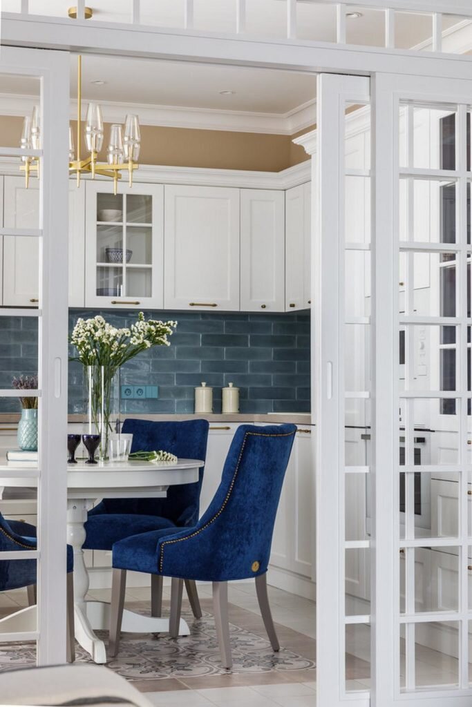 Молодая женщина приобрела эту квартиру в Краснодаре для своей мамы — женщины средних лет с изысканными вкусами. Воплотить их в жизнь взялась местная студия дизайна интерьеров — BonTon.-7