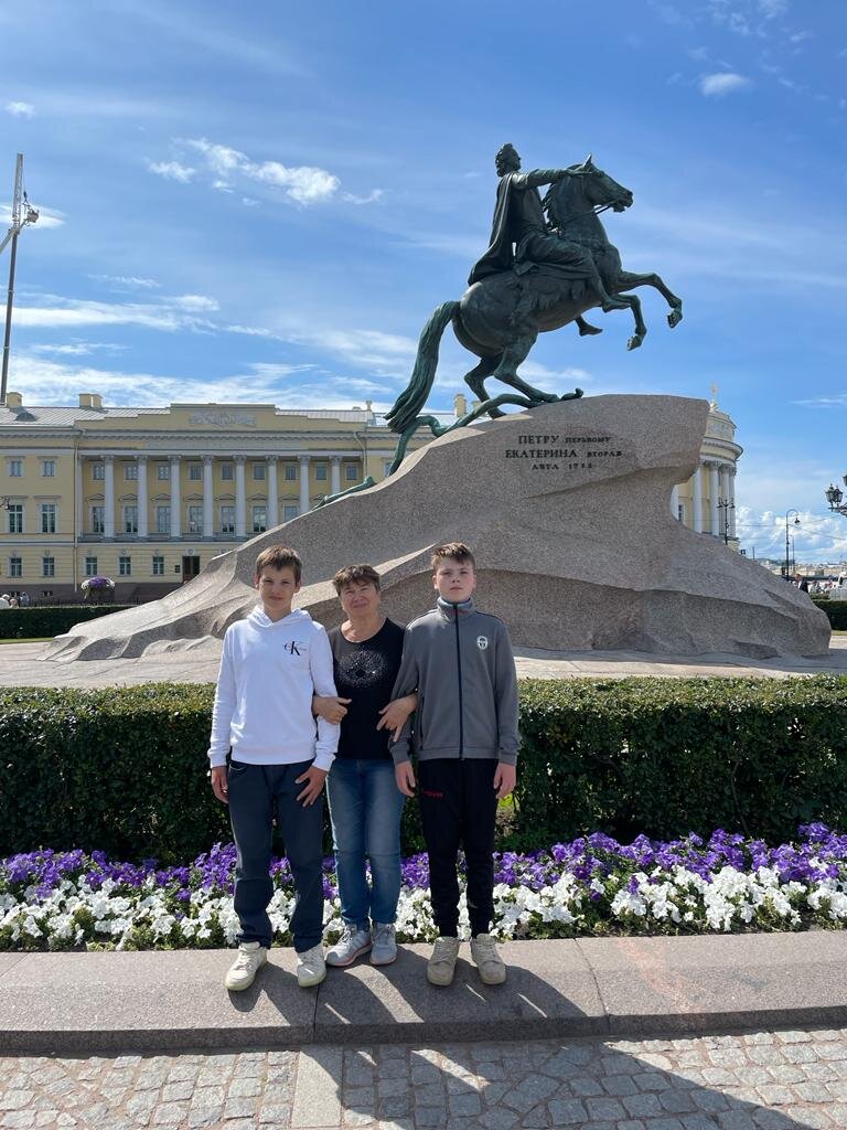 Миша с бабушкой и двоюродным братом в городе на Неве