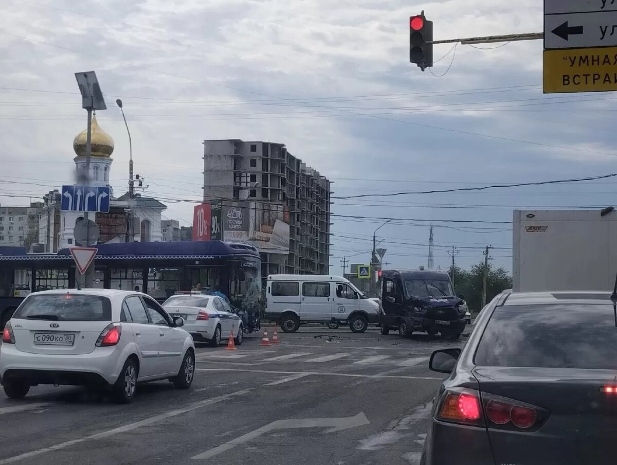 В Астрахани лоб в лоб столкнулись синий автобус «М-3» и машина Почты России  | PUNKT-A.INFO | Дзен