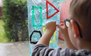 Приклеиваем пакетик с гелем к окну, чтобы сделать игру более привлекательной. Пронизывающий свет придает веселью некую магию.