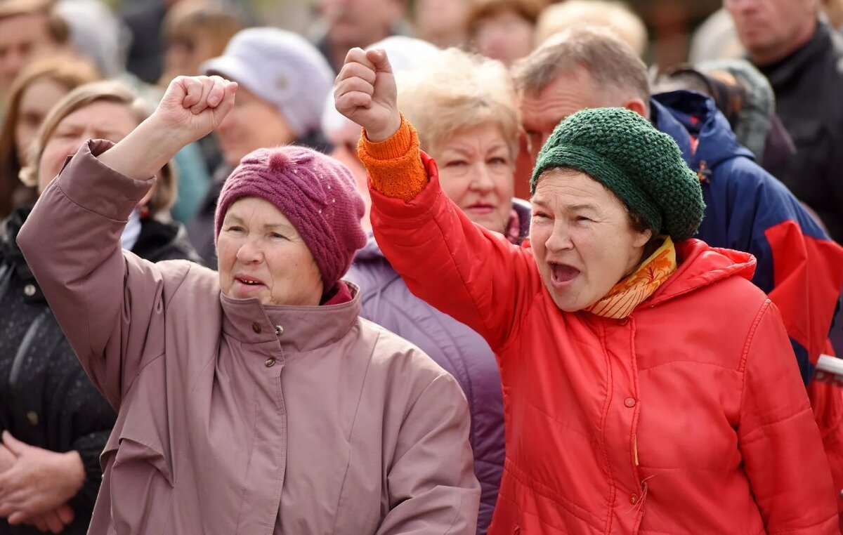 Пенсионеры идут. Митинг пенсионеров. Бабки на митинге. Бабушки на митингах и демонстрациях. Картинки пенсионеры на митинге.