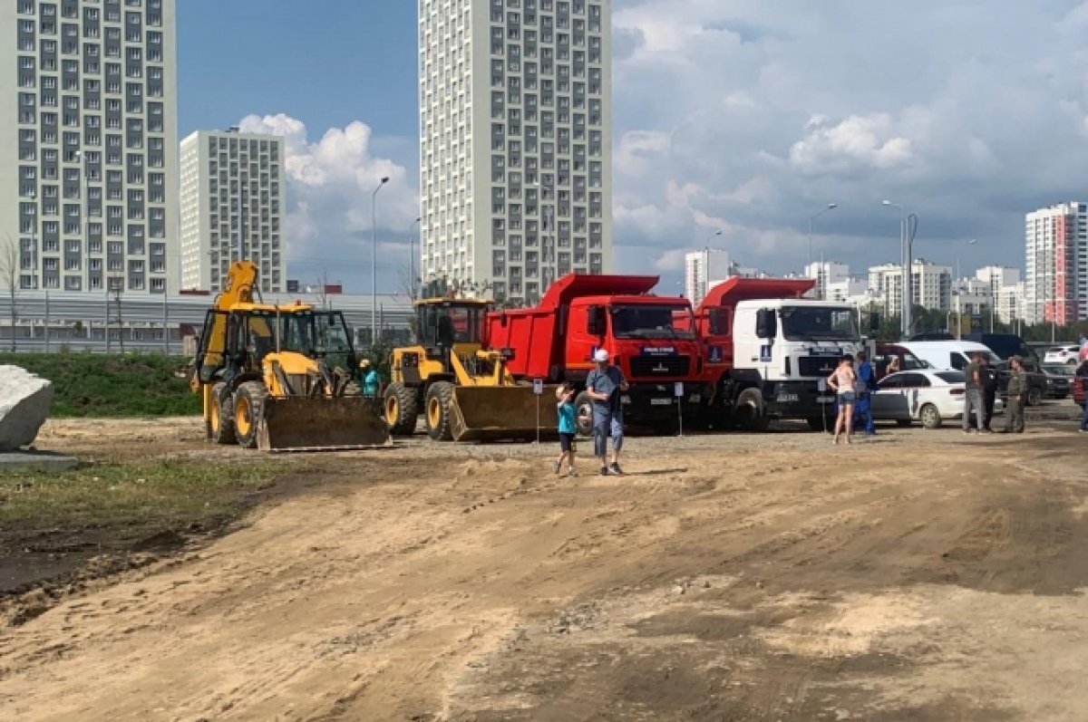    В Академическом застройщик и жители района вместе празднуют День строителя
