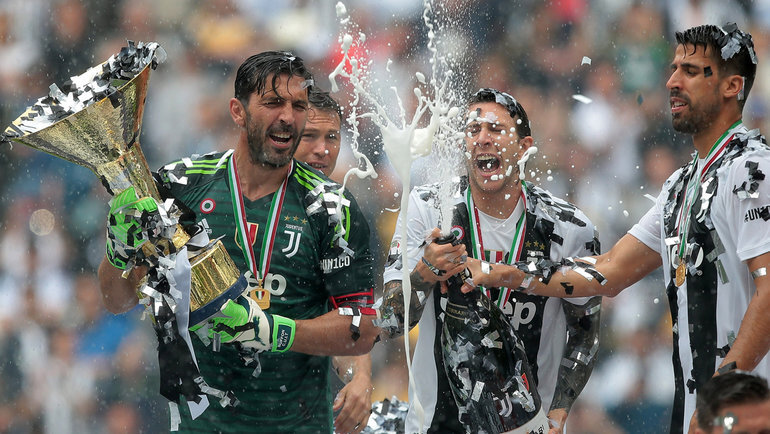    Джанлуиджи Буффон с трофеем чемпионата Италии. Getty Images