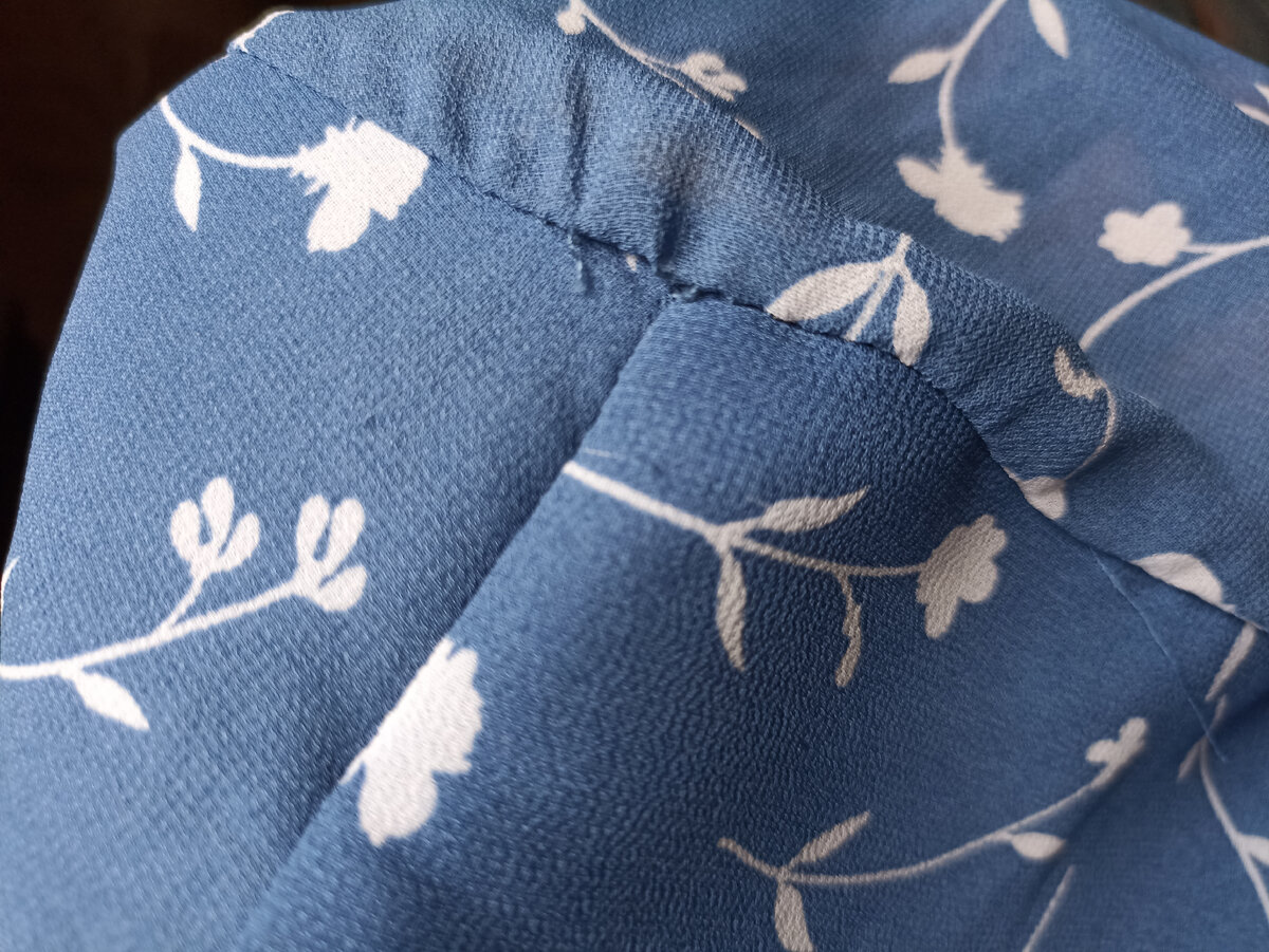 Другой рукав тоже начал отрываться. Пришлось и тут зашить. 