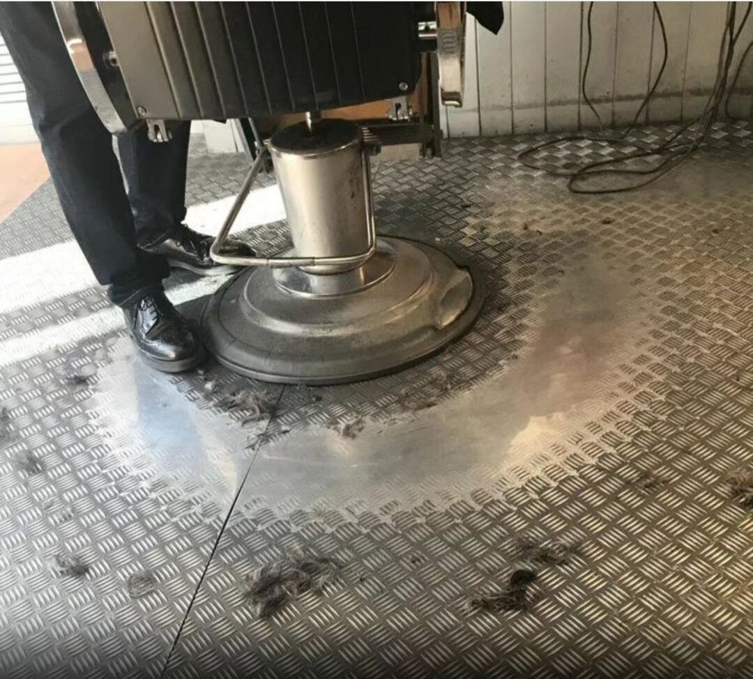 Каждый день в течение 3 лет парикмахер делал стрижки и так на полу остался след, но сколько же обуви он заменил парикмахер?