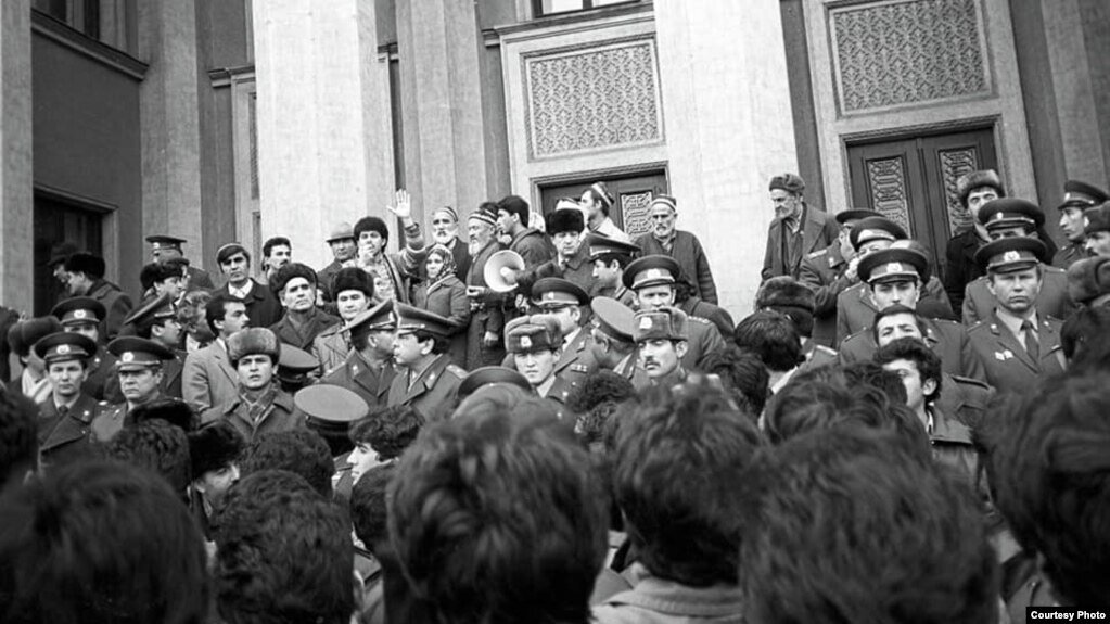 Митингующие возле здание ЦК Компартии Таджикистана (11 февраля 1990 года) 