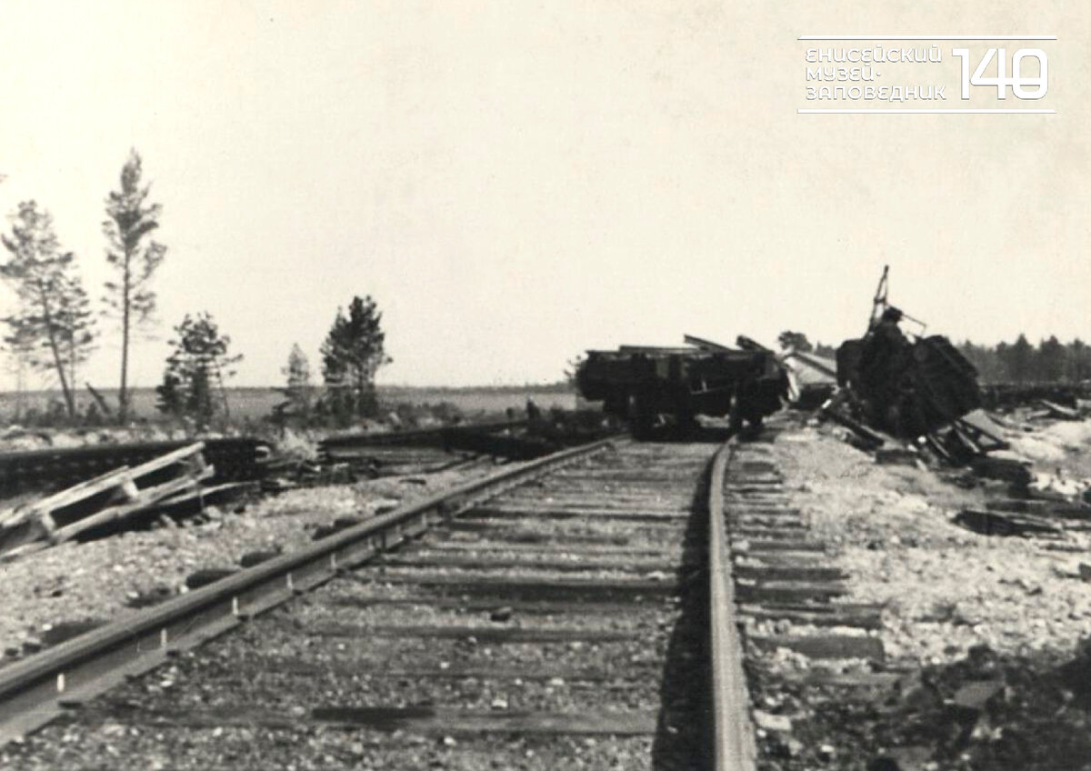 Перегрузка платформы рельсами для укладки полотна