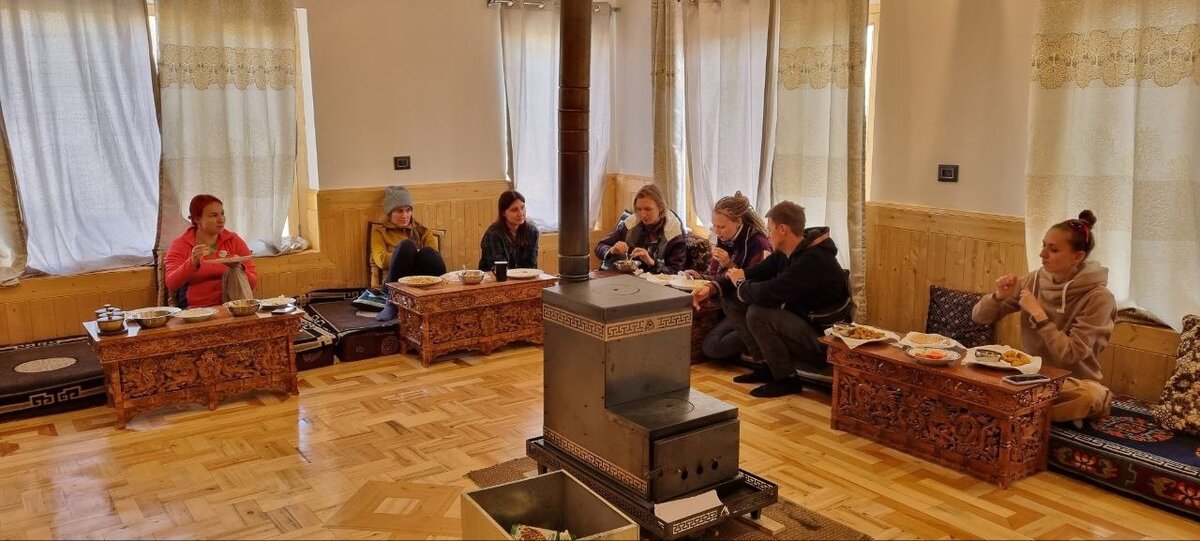 Так выглядит столовая в хорошем ладакхском гестхаусе. Фото автора