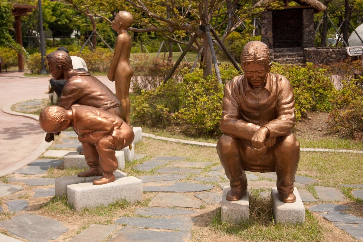 Скульптура кореи. Парк какашек в Южной Корее. Музей какашек в Южной Корее. Парк туалетов в Южной Корее. Парк экскрементов Южная Корея.